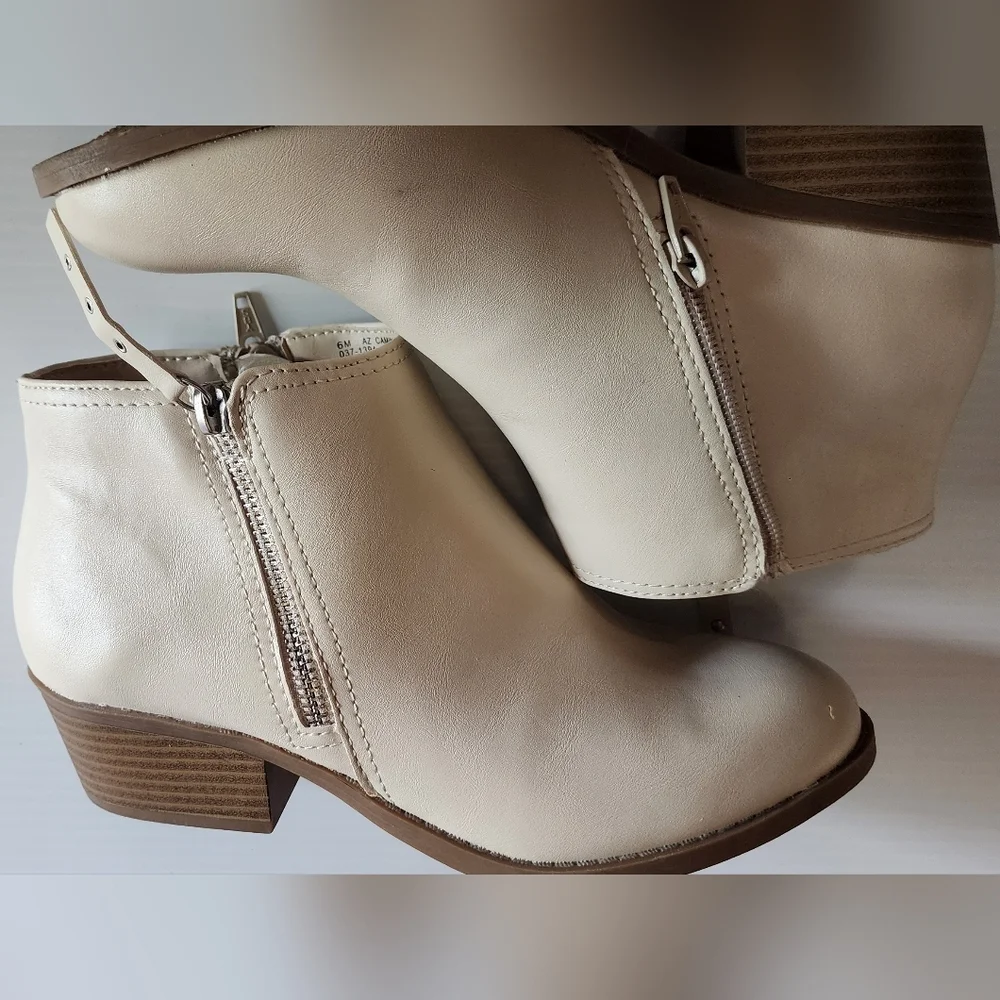 Arizona Jean Company Cream Ankle Boots with Minimalist Design - Picture 2 of 9